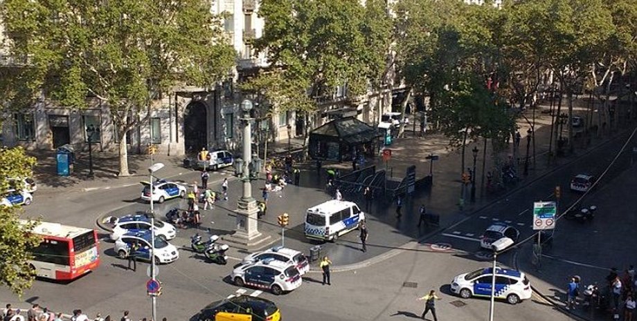 В Барселоне фура въехала в толпу / Фото: dailymail.co.ru