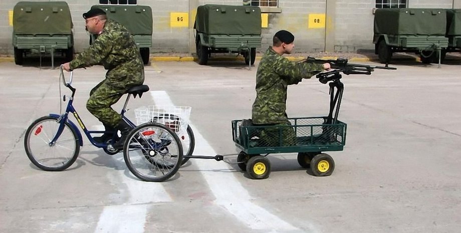 Військові на велосипеді та у причепі