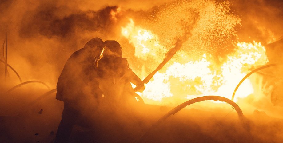 Пожар в результате атаки ВС РФ