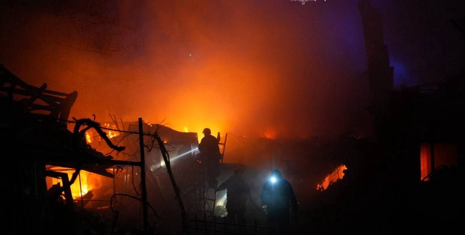 обстрел Запорожья Спасатели ищут пострадавших под руинами дома в Запорожье