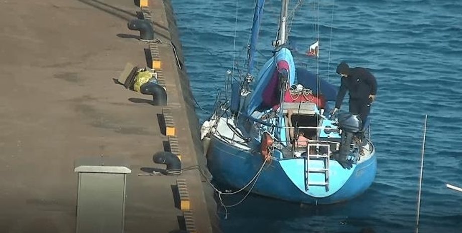 Лодка у южнокорейского берега.