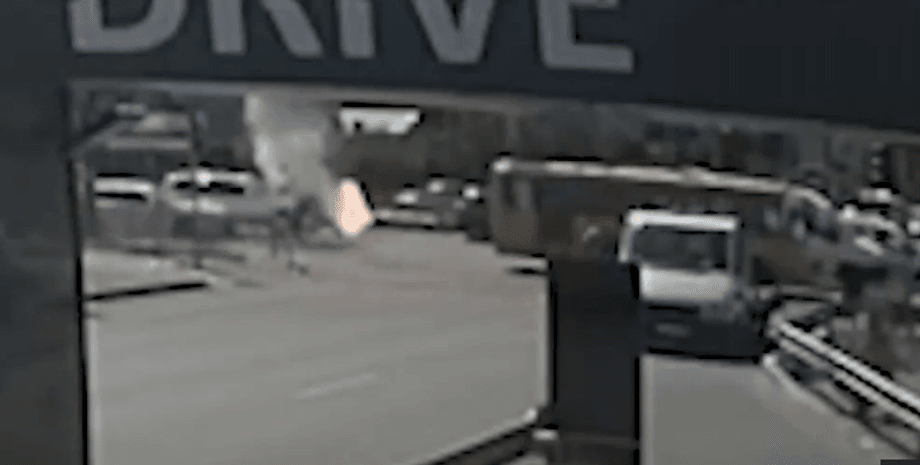 обломок ракеты, обломок ракеты Киев, обломок упал на дорогу, ракета, ПВО, сбитие