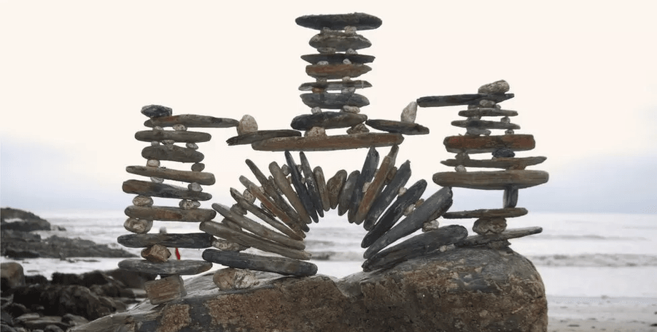 Скульптура на пляже, ждал жену, скульптура из камней, ходила по магазинам, разбирает свои скульптуры, делает фотографии