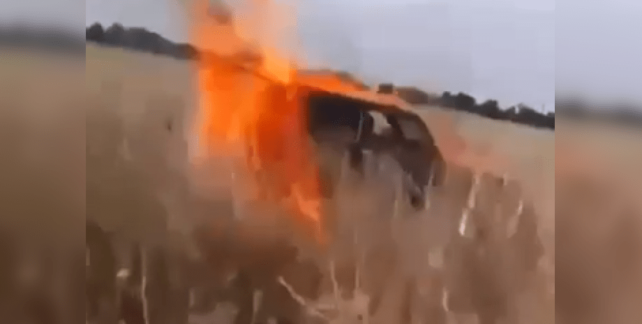 Автомобиль в огне огонь, автомобиль, поле, пожар