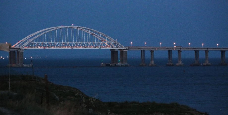 Крымский мост перекрыли из-за угрозы БпЛА, в Керчи взрывы Крымский мост