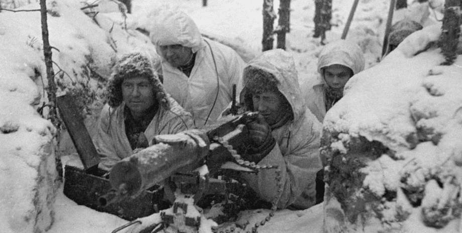 Финские солдаты в окопе во время войны в СССР