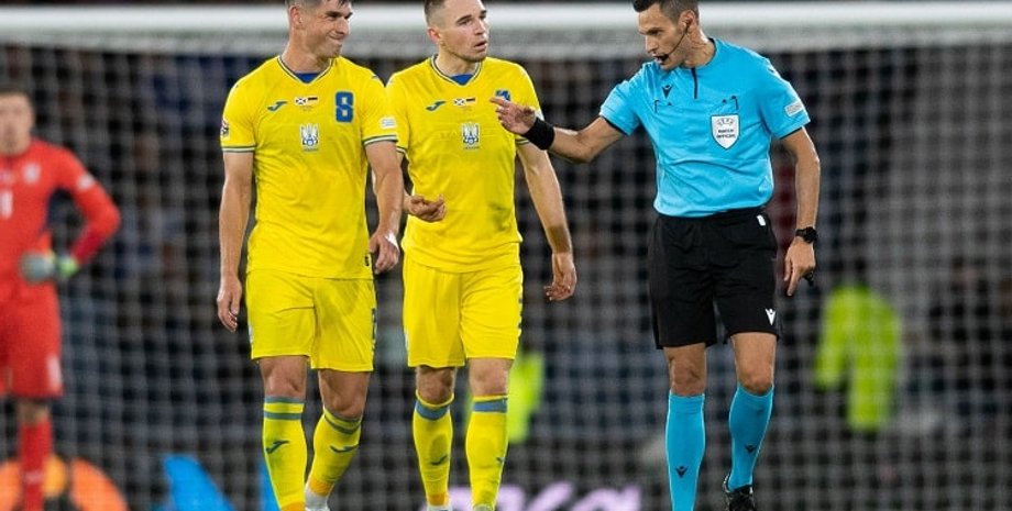 Руслан Малиновский и Богдан Михайличенко в матче против Шотландии, Руслан Малиновский и Богдан Михайличенко фото,