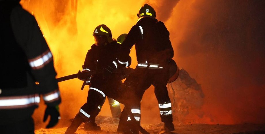 рятувальнки гасять пожежу після удару РФ по Одесі