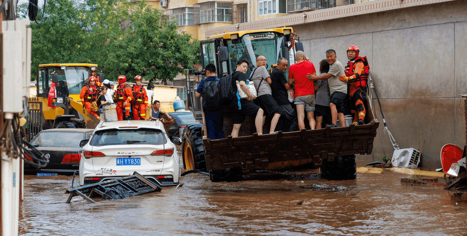 Негода в Китаї забрала десятки життів