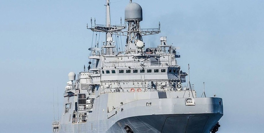 Jedna z ruských lodí, která si všimla v Libyi, může nést 500 tun zbraní a vojens...
