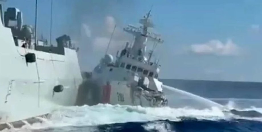 Корабли Китая и Филиппин в Южнокитайском море