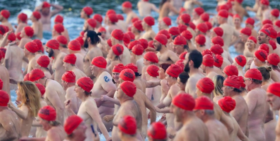 "Голый" заплыв в Австралии / Фото: Reuters