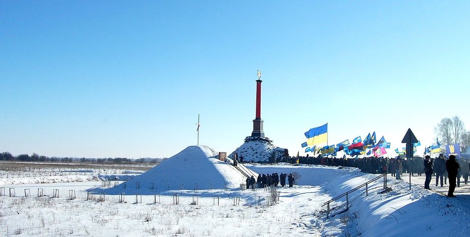 Монумент и символическая могила погибших героев Крут / Фото: wikipedia.org