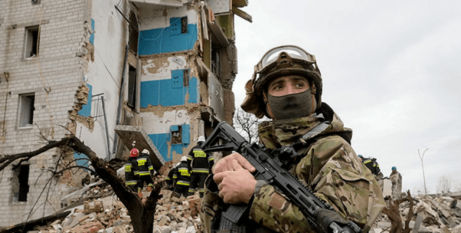 Боец ВСУ на фоне разрушенного дома