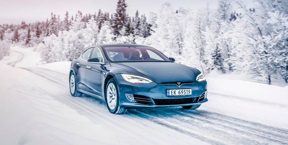 Tesla взимку авто взимку