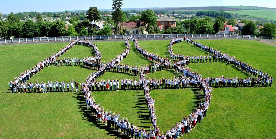 Живой герб Украины / Фото из открытого источника