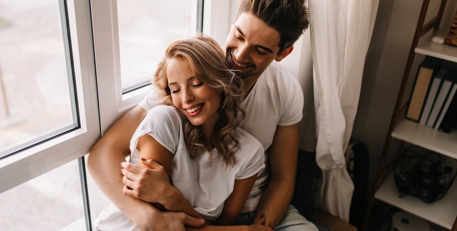 Хлопець і дівчина обіймаються