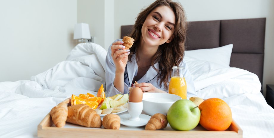 здоровый завтрак, девушка, кровать, постель, фрукты