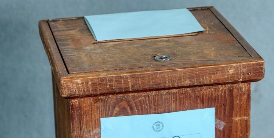 Урна на выборах, выборы Урна на выборах, выборы, выборы в Канаде, небольшой город, нет кандидатов, пост мэра, скорые выбора, голосование, никто не хочет быть мэром