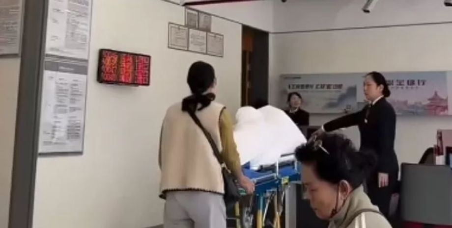 Як отримати доступ до банківського рахунку, курйози, чоловіка у ліжку привезли у банк