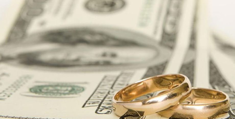 Женщина организовала фиктивную свадьбу, чтобы выманить деньги у своих родственников, как она это сделала