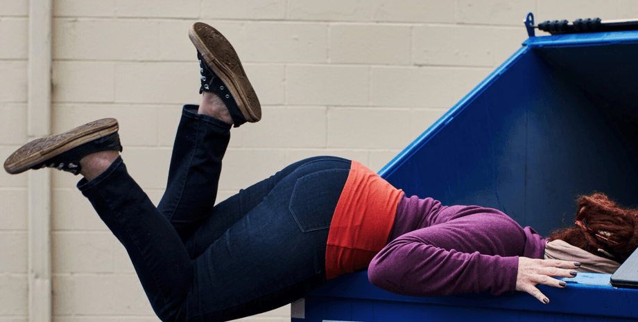 Сміттєвий бак, сміттєвий контейнер, цінна річ у смітті, дорогий предмет у смітті, обшук сміття, жінка риється в смітті