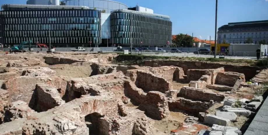 Варшава, дворец, руины, подземный ход, тоннель, раскопки, находка, археологи, археология, история, орел, подвал, военная разведка, исследователи