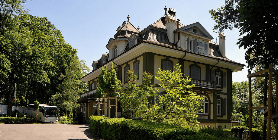 посольство РФ, российское посольство в Берне, здание посольства РФ, деревья, автобус