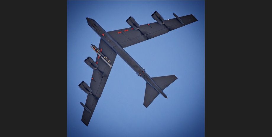 Share: The American strategic bomber B-52H Stratofortress caught the lenses of p...