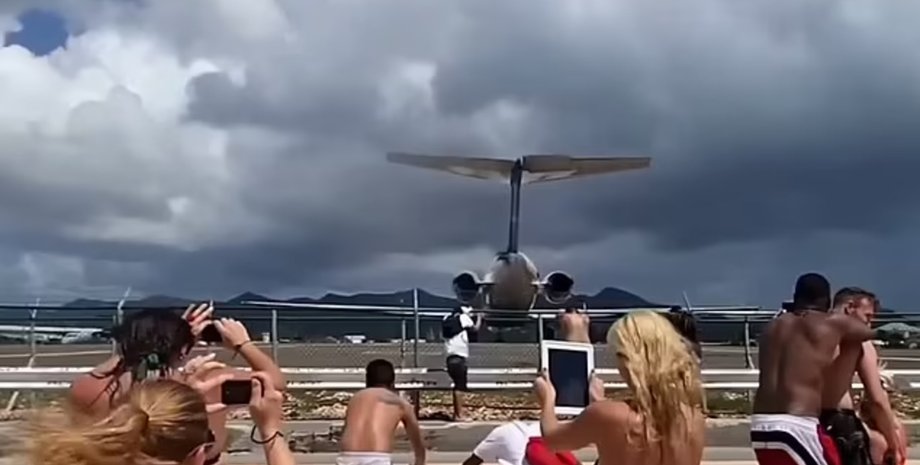 Пляж Махо, літак, що злітає, аеропорт Принцеси Джуліани, небезпечне місце, небезпечний пляж, ризик для туристів, туристи ризикують життям, селфі, фото літака,