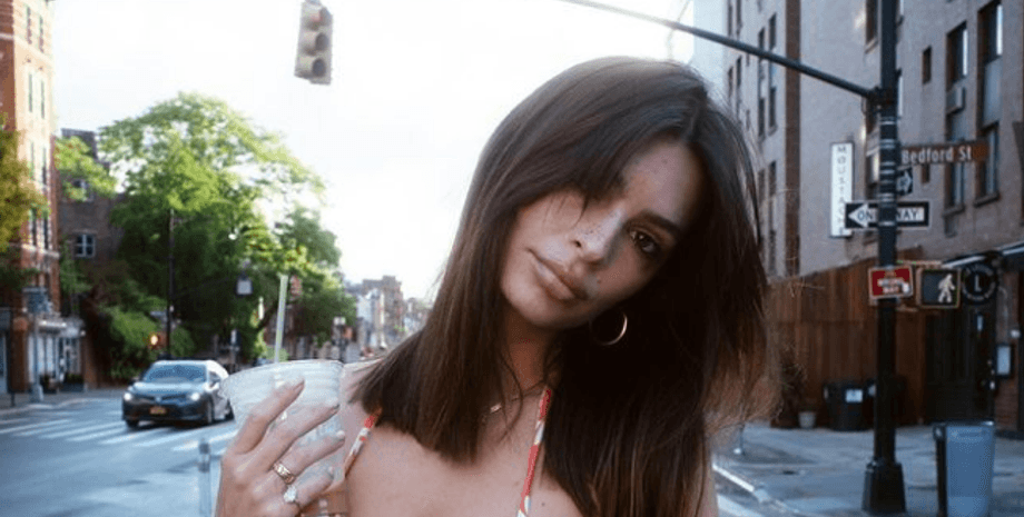 Эмили Ратаковски, улица