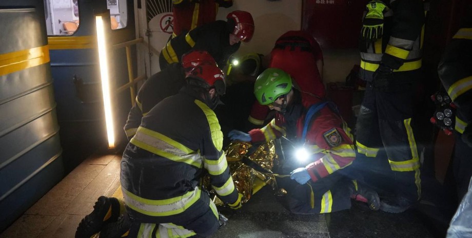 Спасатели достали мужчину из-под вагона метро Спасатели достали мужчину из-под вагона метро