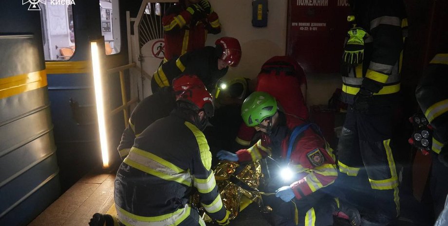 Спасатели достали мужчину из-под вагона метро