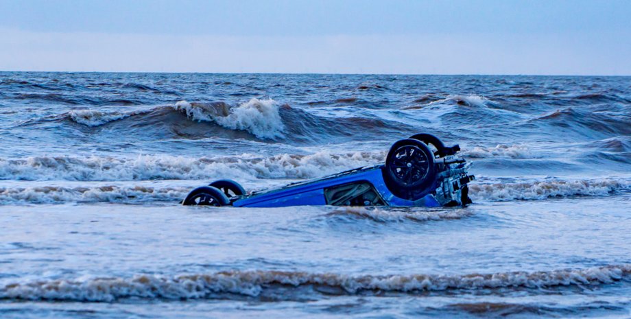 Машина в воде, машину унесло в море, машину смыло волнами, автомобиль в воде, машина тонет в море, пытались спасти машину, машина утонула, авто в море