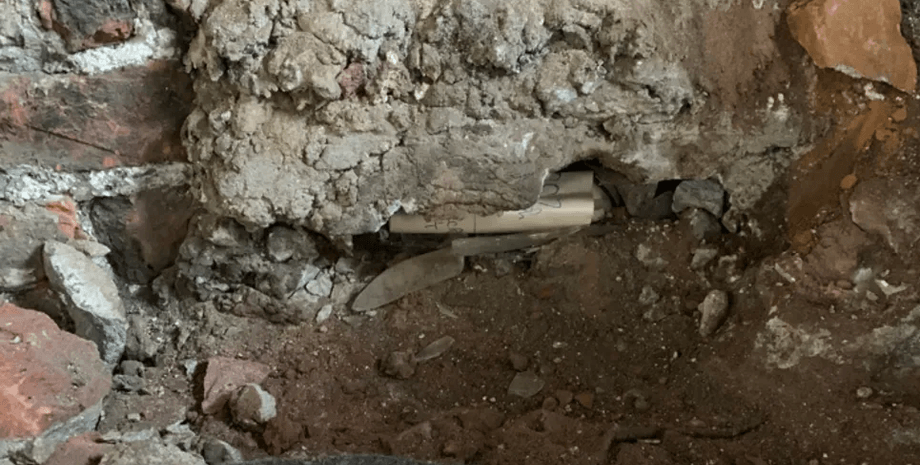 Таинственная записка, послание, раскопки, Джеймс Бонд, старинный замок, заваленный камин, письмо, секретный агент, археологи