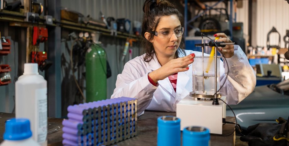 ученый создает аккумулятор