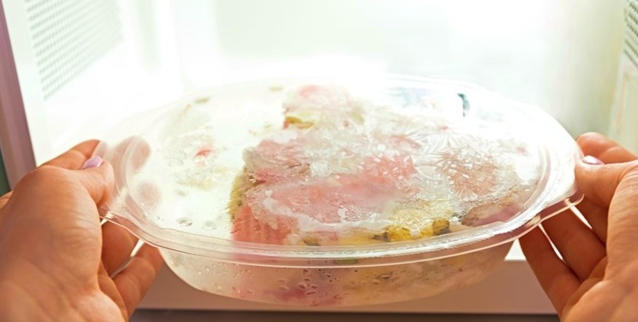 Всего 3 минуты подогрева в микроволновой печи выделяют миллиарды частиц