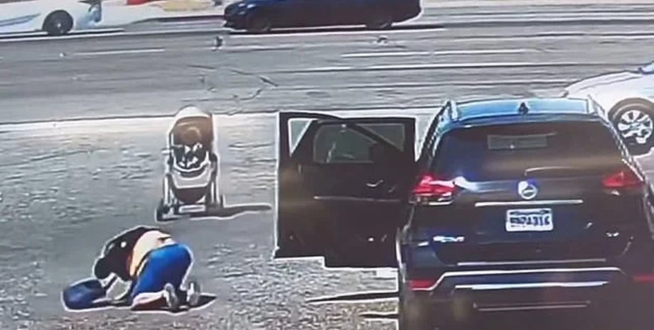 Бездомный, дорога, ребенок, коляска с ребенком, герой, автомобиль, транспорт