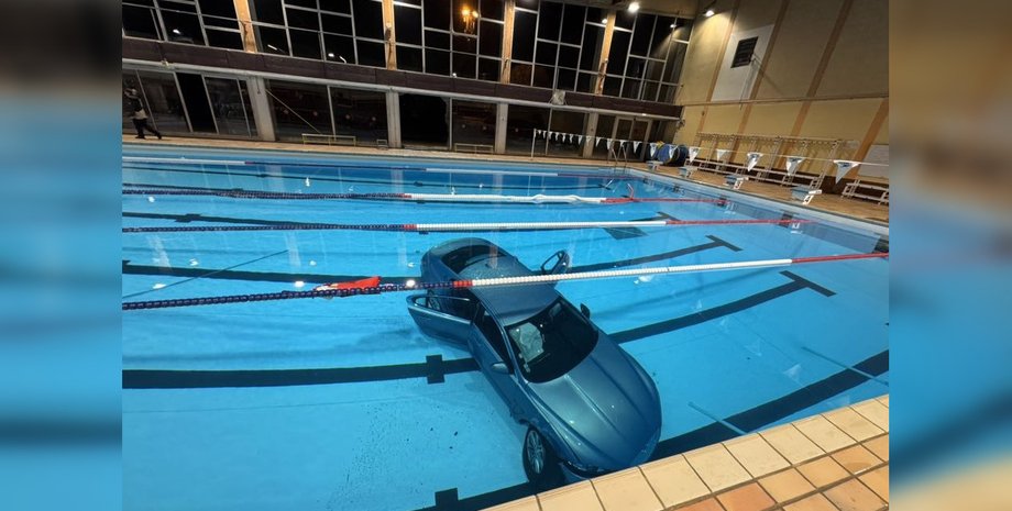Жінка заїхала на авто прямо в басейн разом із 5-річною донькою через курйозну помилку