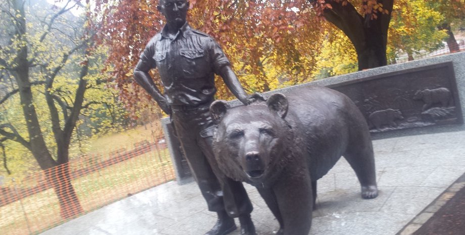 Памятник медведю Войтеку / Фото: polimaty.pl