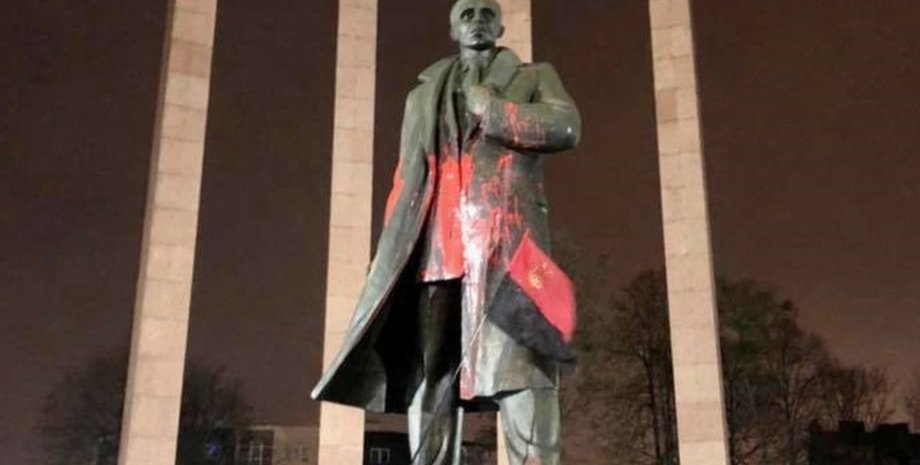 пам'ятник Бандері, Степан Бандера, фото, фарба, акт вандалізму