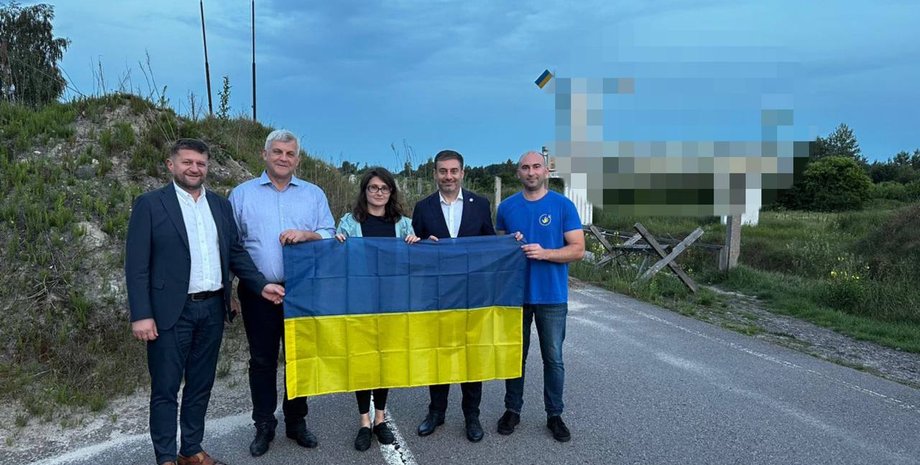 Зображення повернутих з полону українців