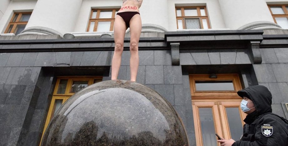 Femen акция офис президента украины