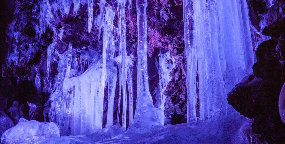 крижані стовпи в печері Нарусава Біля підніжжя гори Фудзі прихована крижана печера: брили льоду в ній сягають 3 метрів0