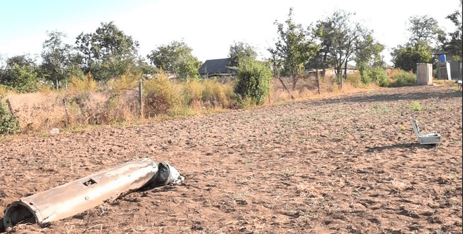 обломки ракеты, ракета, огород