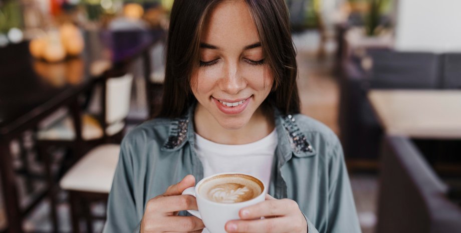 Девушка пьет кофе