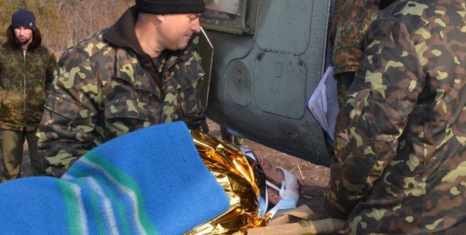 Эвакуация раненого в зоне АТО / Фото пресс-центра АТО