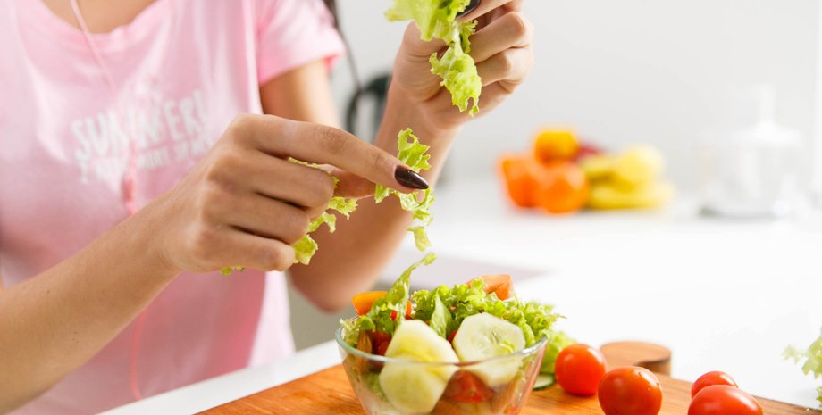 Девушка делает салат