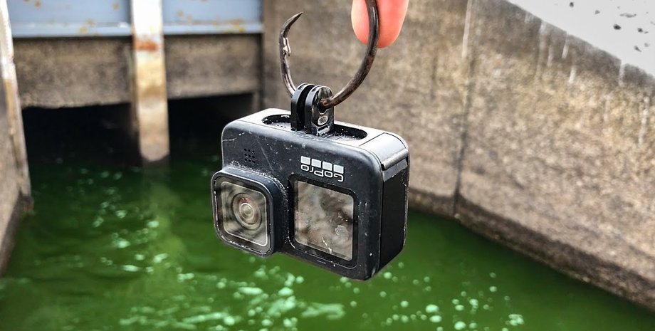 Мужчина бросил GoPro в воду и смог снять на видео нечто похожее на морскую мину