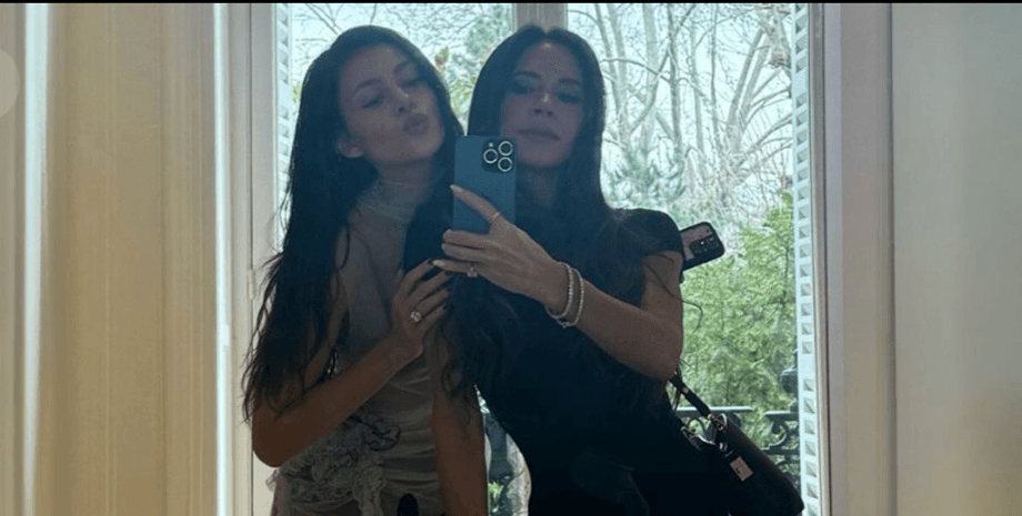 Вікторія Бекхем та Нікола Пельтц, бруклін бекхем, невістка вікторії бекхем, вікторія бекхем зламала ногу, тиждень моди париж